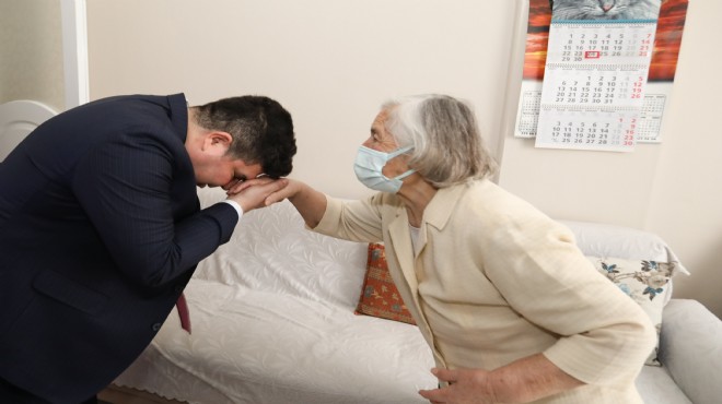 Başkan Kılıç 84 yaşındaki öğretmenin elini öptü