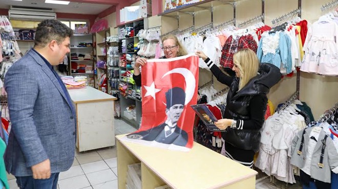 Başkan Kılıç, esnafa Türk Bayrağı hediye etti!