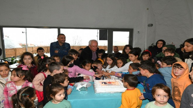 Başkan Selvitopu pastayı çocuklarla kesti...  Nasreddin Hoca  1 yaşında!