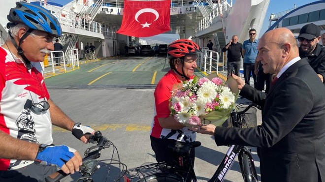 Başkan Soyer den 350 bininci bisikletli yolcuya sürpriz