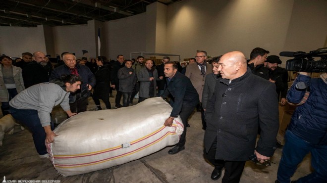Başkan Soyer yardımların toplandığı Fuar İzmir i ziyaret etti