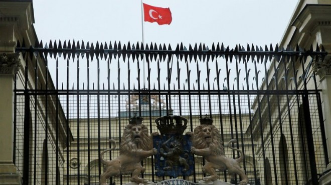 Başkonsolosluğa Türk bayrağı asıldı
