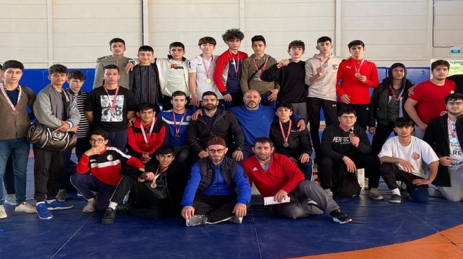 35 madalya topladılar... Bayraklılı güreşçiler İzmir şampiyonu!