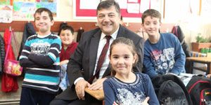 Başkan Sındır okullara desteğe devam ediyor