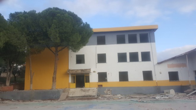 Bergama da depremde zarar gören okulların yıkımına başlandı