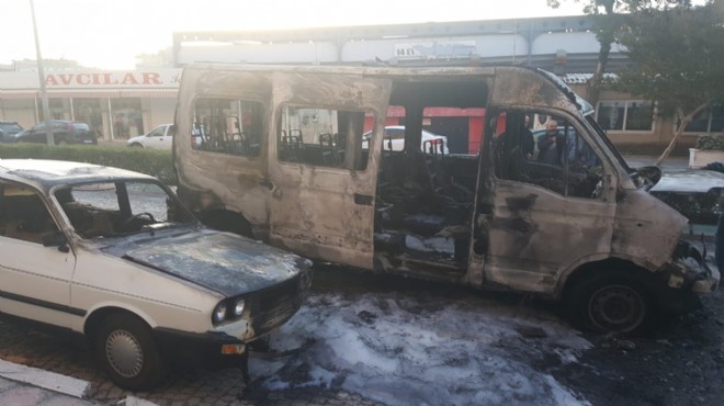 Bergama da minibüs yangını... İki araç da hasar aldı