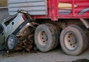 Tarım işçilerini taşıyan kamyon duvara çarptı: 3 ölü