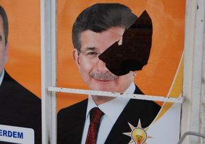 AK Parti nin seçim bürosuna taşlı saldırı