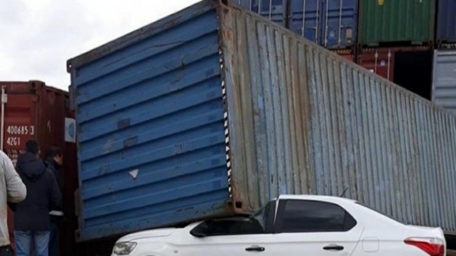 Bornova da aşırı rüzgar konteyneri devirdi
