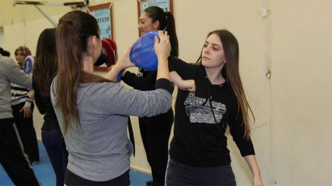 Buca’nın kadınları kick boks öğreniyor!