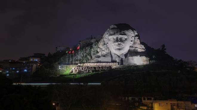 Buca dan Atatürk Maskı na özel aydınlatma