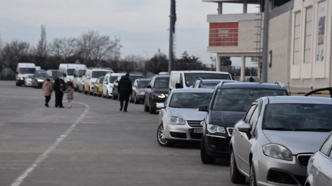 Bulgar turistler Kapıkule de uzun araç kuyruğu oluşturdu