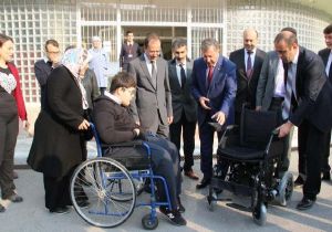 AK Parti Özdağ dan engelli öğrenciye akülü araç
