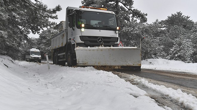 Büyükşehir in karla mücadelesi: Doğuma gidecek yurttaşın yolu açıldı