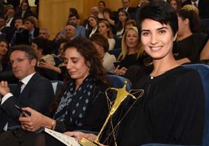 Tuba Büyüküstün Vatikan’da  En İyi Kadın Oyuncu  ödülünü aldı