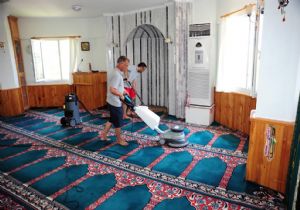 Seferihisar’da Ramazan öncesi cami seferberliği 