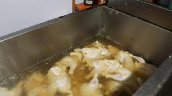 Çamaşır suyuna batırılmış 500 kilo tavuk eti bulundu