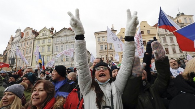 Çekya da koronavirüs önlemlerine protesto!
