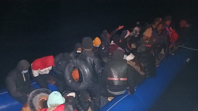 Çeşme açıklarında da 64 düzensiz göçmen yakalandı