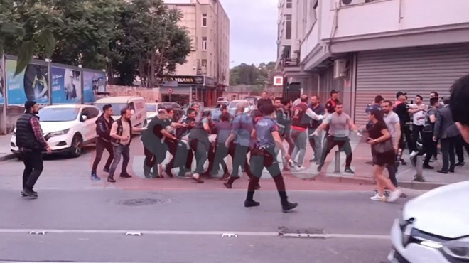 CHP İzmir binası önü karıştı… Büyük kavga!