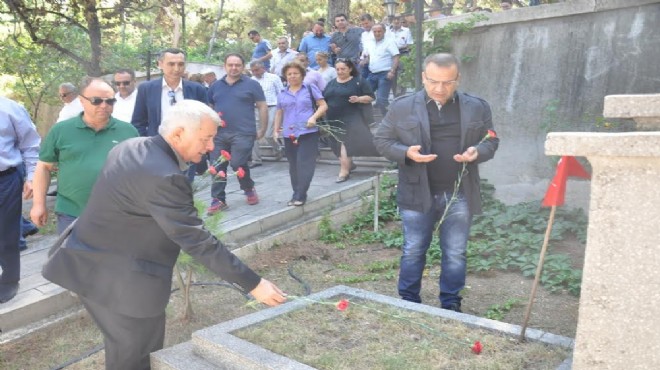 CHP İzmir den bayramın son günü şehitlere ziyaret