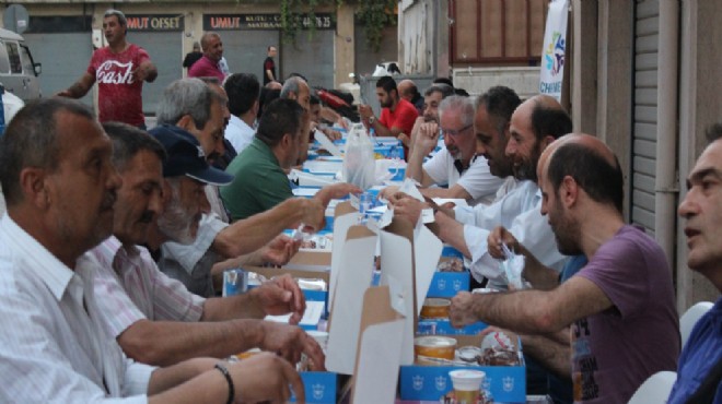 CHP İzmir den kağıt toplayan emekçilerle iftar