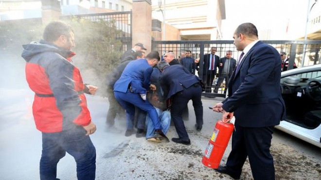 CHP önünde  Karabağlar  protestosu: Benzini döktü ve...