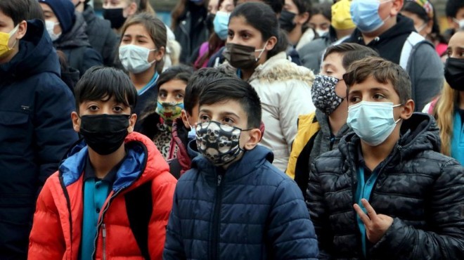 Çocuklar takas ediyor... Okullarda maske tehlikesi!