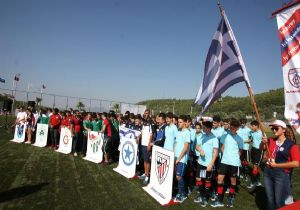 İzmir’de dostluğun kupası: Futbola Kalimerhaba! 