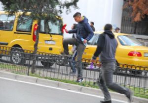 İzmir’de köşe kapmaca: Zabıtadan böyle kaçtılar 