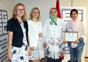 İzmir de eğitim gören 15 İranlı kadına sertifika