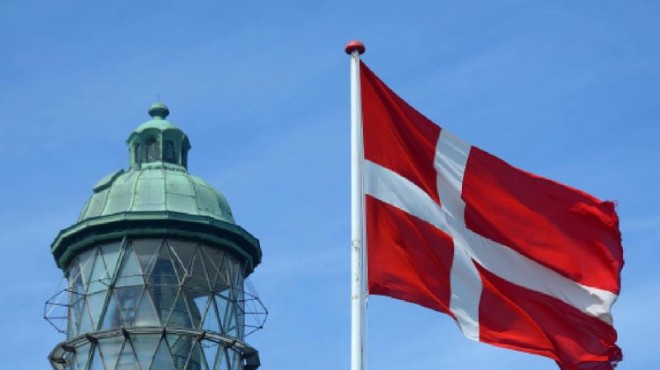 Danimarka da Türk bayrağı ve Kur an-ı Kerim e saldırı!