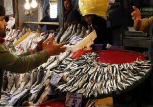 İzmir deki balık tezgahlarında yılbaşı indirimi