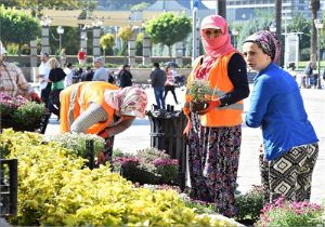 İzmir in parklarına  kadın eli  değdi