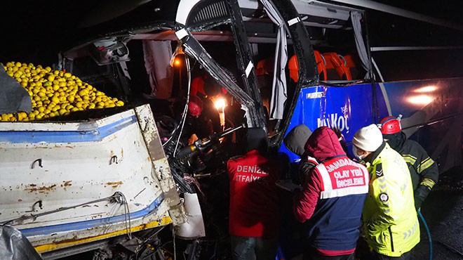 Denizli de feci kaza: Yolcu otobüsü TIR a çarptı!
