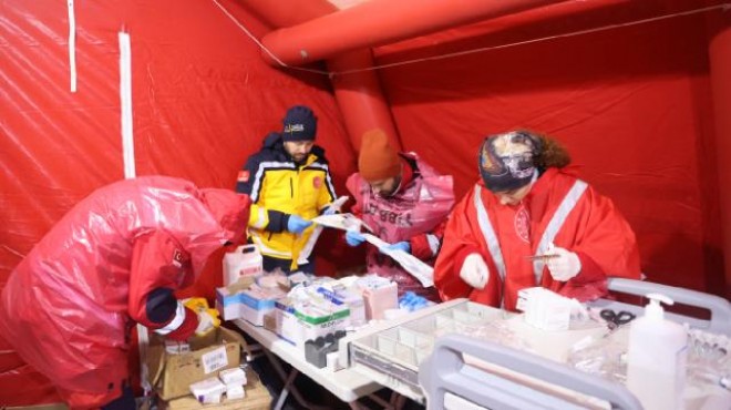 Deprem bölgesinde 77 sahra hastanesi kuruldu
