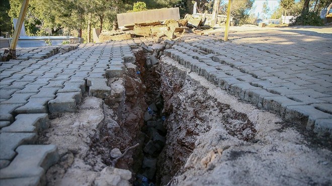Deprem nedeniyle Nurdağı nda yarıklar oluştu