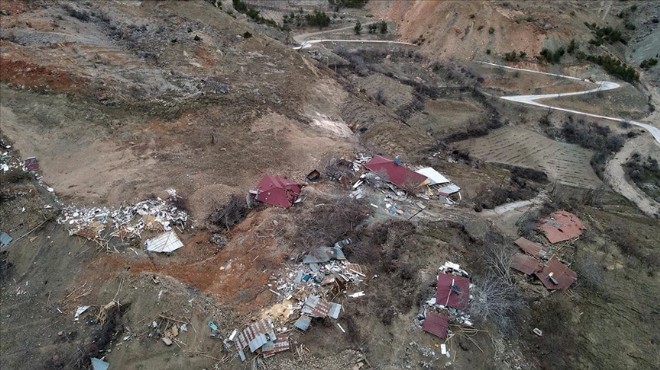 Deprem sonrası evler toprak altında kaldı!