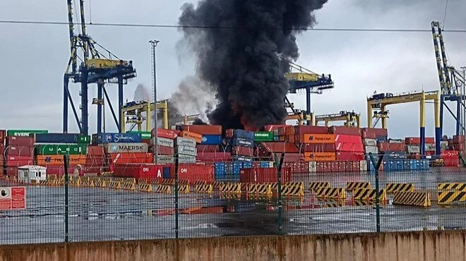 Deprem sonrası İskenderun Limanı nda yangın
