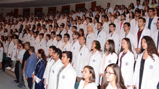 DEÜ Tıp öğrencileri Tıbbiyeli And’ı ile eğitime başladı