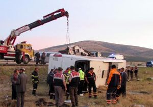 Afyon da yolcu otobüsü devrildi: 1 ölü, 32 yaralı