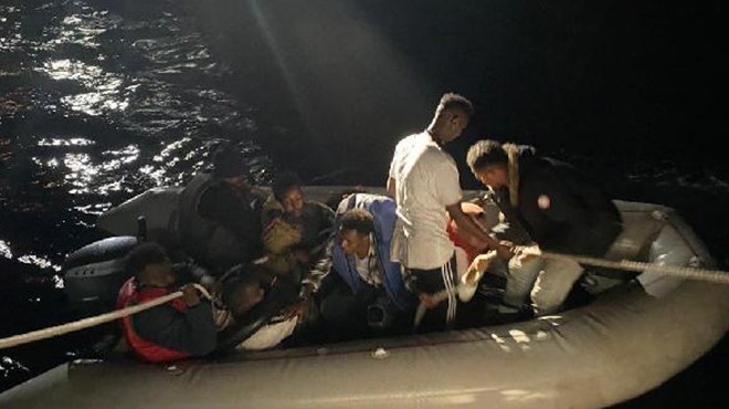 Dikili de 10 kaçak göçmen kurtarıldı