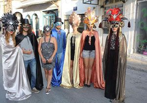 Urla’da canlı performans mask sergisi keyfi