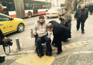 İzmir’de engelsizlerin engeline kartvizitli uyarı 