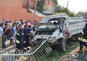 Manisa da tren kamyonet çarptı: 3 yaralı
