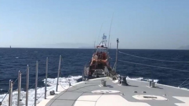 Ege Denizi nde korkutan anlar... Yunan ekiplerinden tekneye taciz!