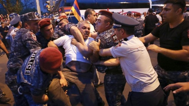 Ermenistan daki protestolarda 60 kişi yaralandı