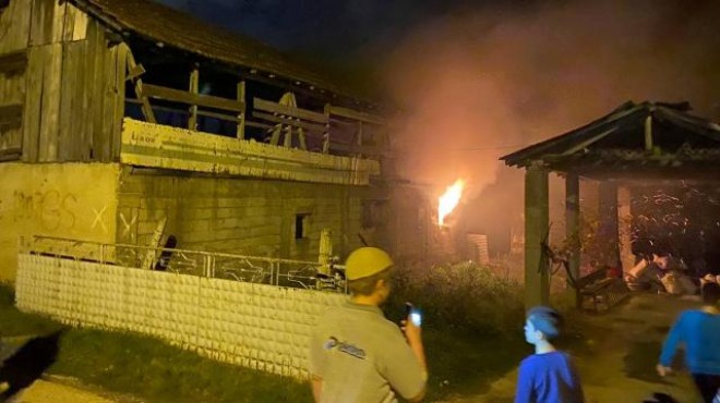 Ev yangını: 3 kişi dumandan etkilendi