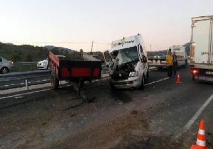 Römorklu traktöre minibüs çarptı: 1 ölü, 2 yaralı