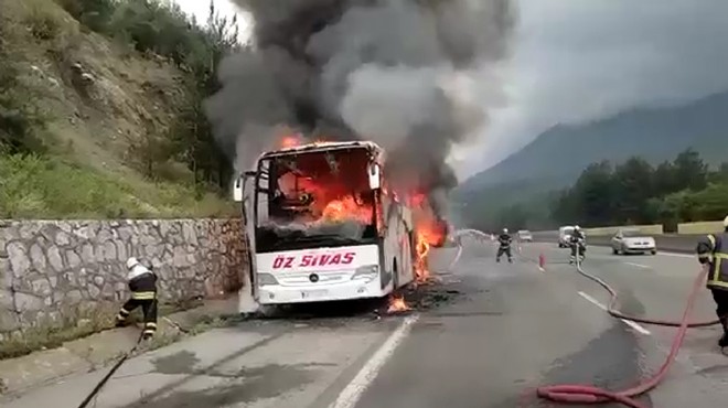 Faciadan dönüldü... Alev alan yolcu otobüsü yandı!